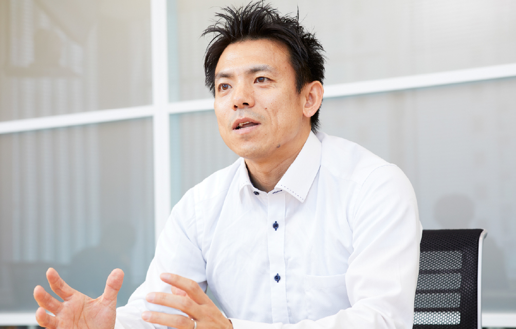 市川さんがインタビューに応えている様子