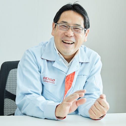 インタビューを受けている加藤さんの写真
