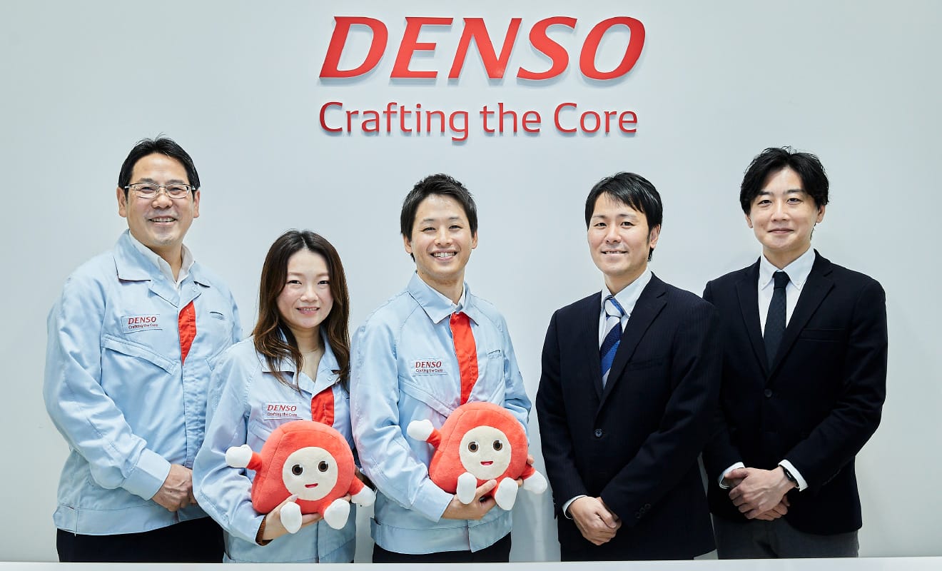 株式会社デンソーデジタル活用推進部のメンバーと株式会社トヨタシステムズの担当の集合写真