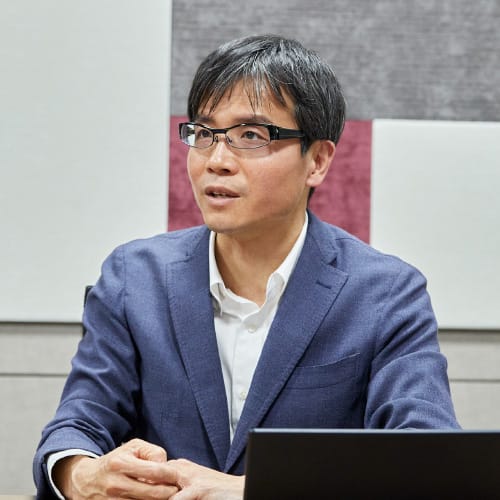 インタビューを受ける小野さんの写真