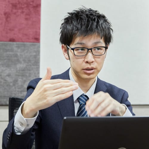 インタビューを受ける高橋さんの写真