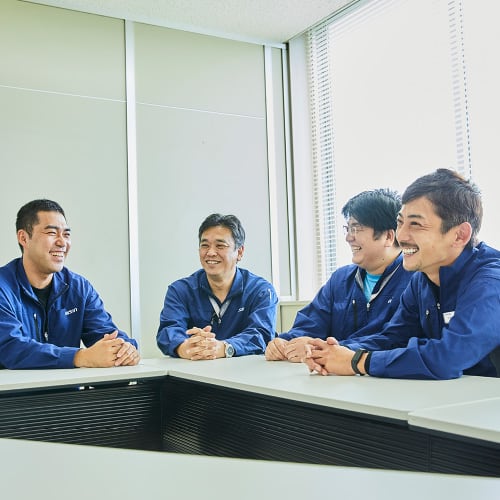 インタビューを受ける株式会社アイシン4名の写真