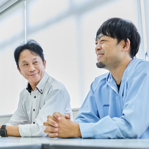 インタビューを受ける末崎さんと田中さんの写真