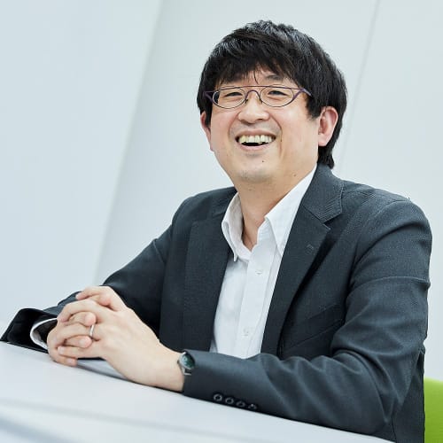 インタビューを受けている舟橋さんの写真