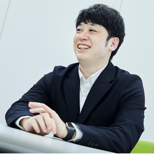 インタビューを受けている坂上さんの写真
