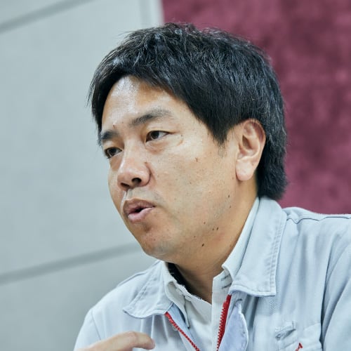 インタビューを受ける勝間さんの写真
