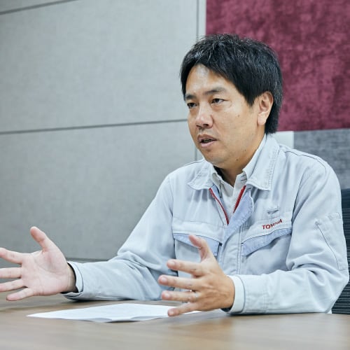 TopCASTについて説明する勝間さんの写真