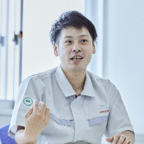 インタビューを受ける松岡さんの写真