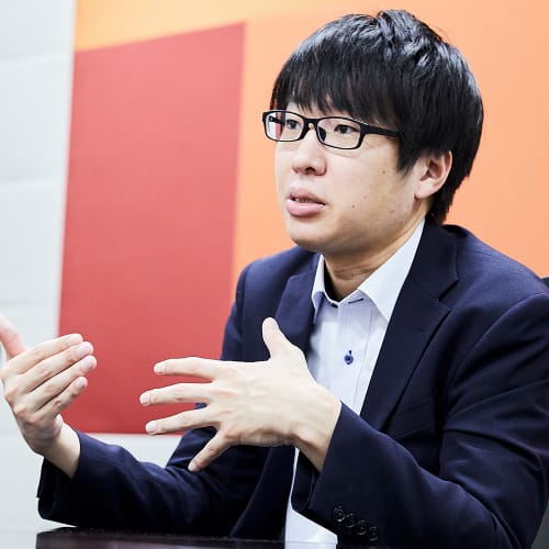 インタビューを受けている加藤さんの写真