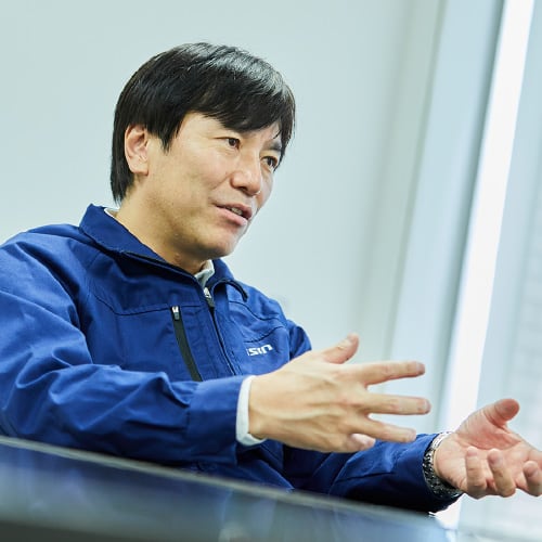 インタビューを受ける山本さんの写真