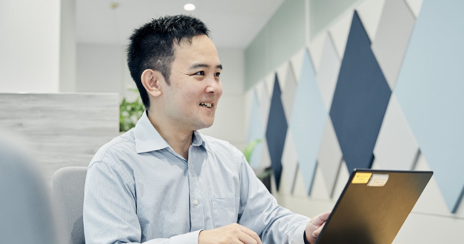 山内さんがパソコンを操作しながら説明する様子