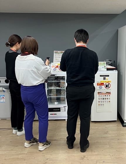 従業員3人が食について話し合う写真