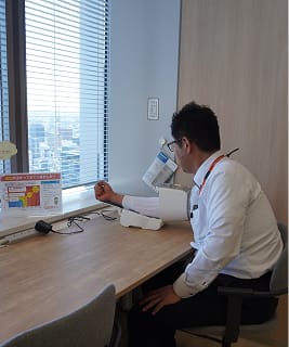 従業員が血圧計を利用している写真
