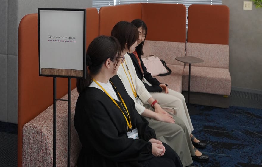 女性従業員3人が女性専用の休養スペースを利用している写真
